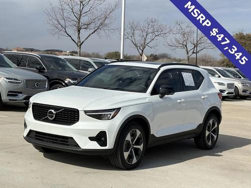 2025 Volvo XC40 B5 Plus Dark Theme