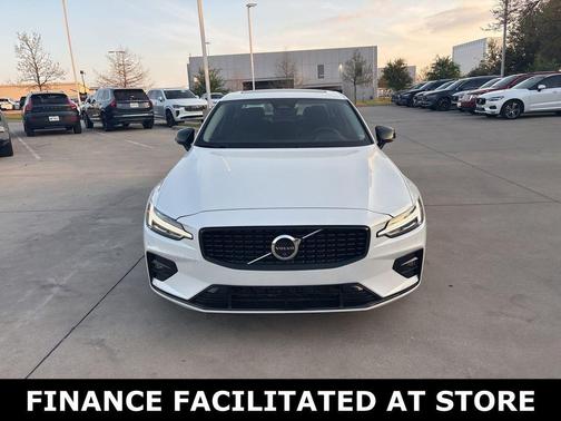 Crystal White Pearl 2025 Volvo S60 B5 Plus