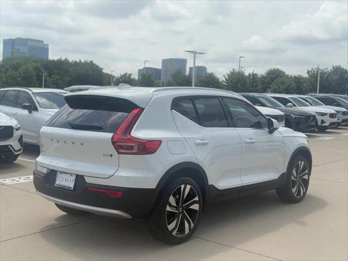 2025 Volvo XC40 B5 Plus Bright Theme