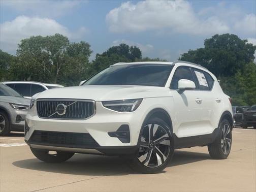 2025 Volvo XC40 B5 Plus Bright Theme