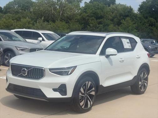 2025 Volvo XC40 B5 Plus Bright Theme