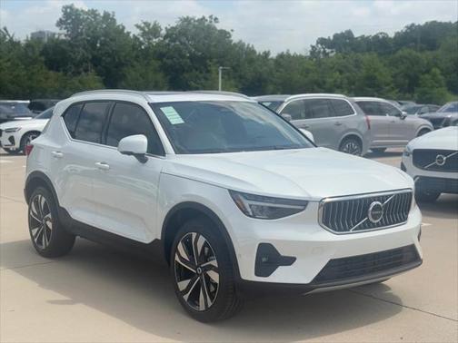 2025 Volvo XC40 B5 Plus Bright Theme