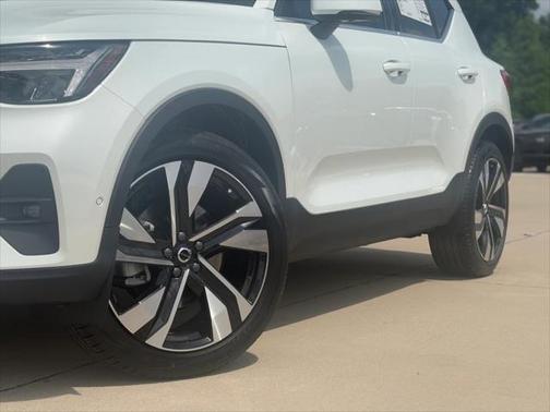 2025 Volvo XC40 B5 Plus Bright Theme