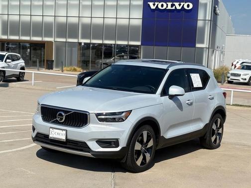 2020 Volvo XC40 T5 Momentum