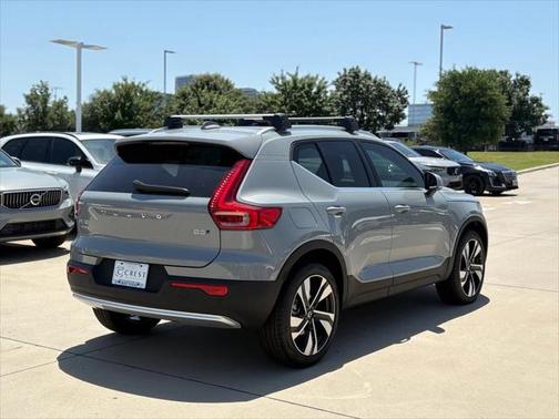 2025 Volvo XC40 B5 Ultra Bright Theme