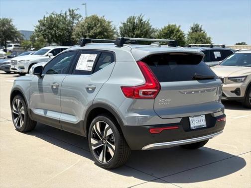 2025 Volvo XC40 B5 Ultra Bright Theme