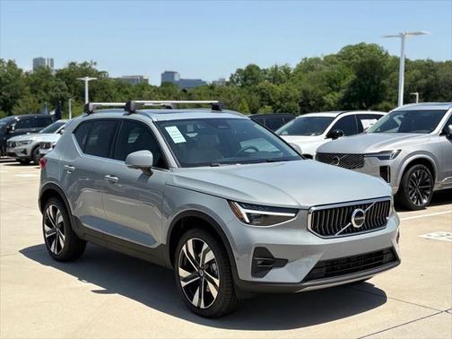 2025 Volvo XC40 B5 Ultra Bright Theme
