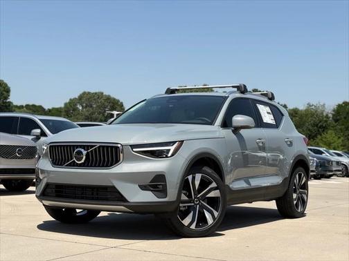 2025 Volvo XC40 B5 Ultra Bright Theme