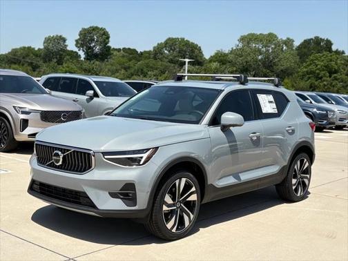 2025 Volvo XC40 B5 Ultra Bright Theme