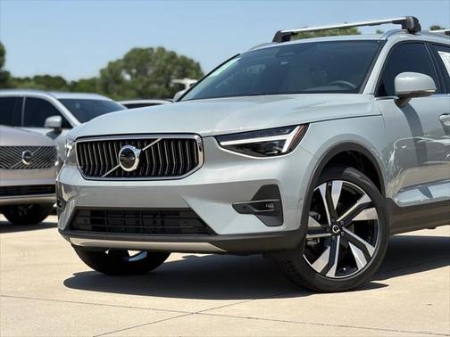 2025 Volvo XC40 B5 Ultra Bright Theme