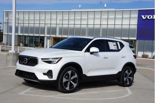 2025 Volvo XC40 B5 Core Bright Theme