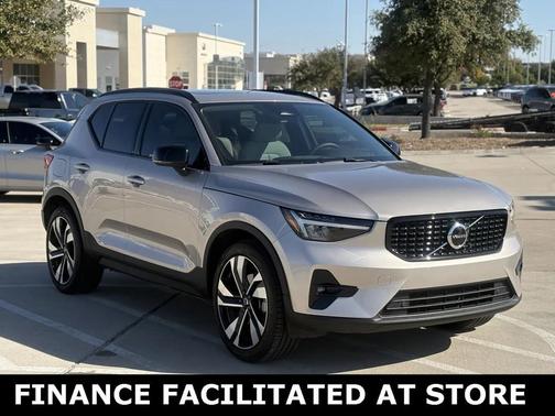 2023 Volvo XC40 B5 Plus Dark Theme