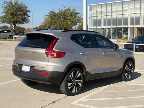2023 Volvo XC40 B5 Plus Dark Theme