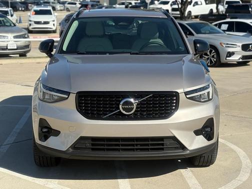 2023 Volvo XC40 B5 Plus Dark Theme
