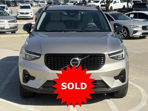 2023 Volvo XC40 B5 Plus Dark Theme