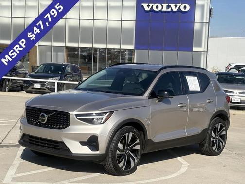 2023 Volvo XC40 B5 Plus Dark Theme