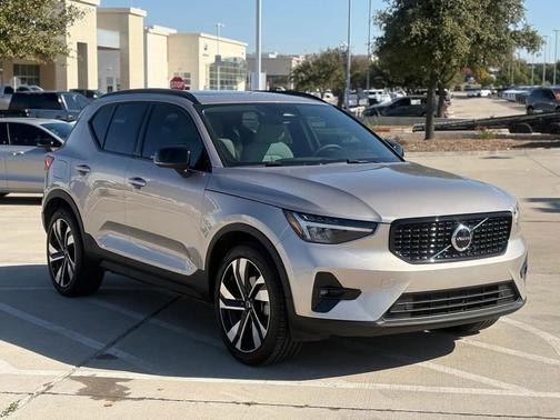 2023 Volvo XC40 B5 Plus Dark Theme