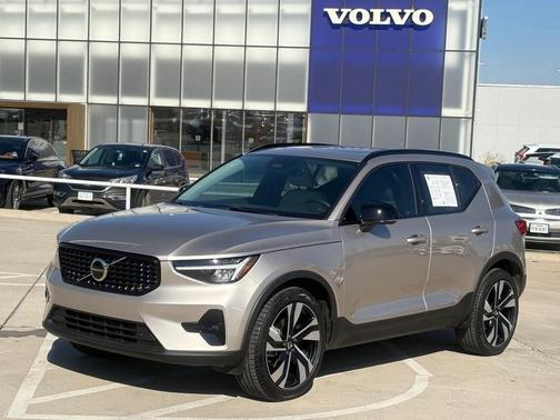 2023 Volvo XC40 B5 Plus Dark Theme