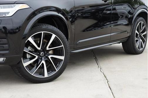 2022 Volvo XC90 T6 Momentum