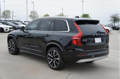 2022 Volvo XC90 T6 Momentum
