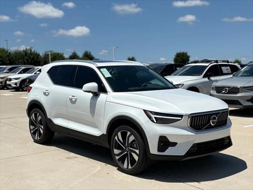 2025 Volvo XC40 B5 Ultra Bright Theme