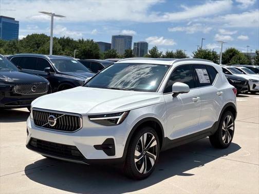 2025 Volvo XC40 B5 Ultra Bright Theme