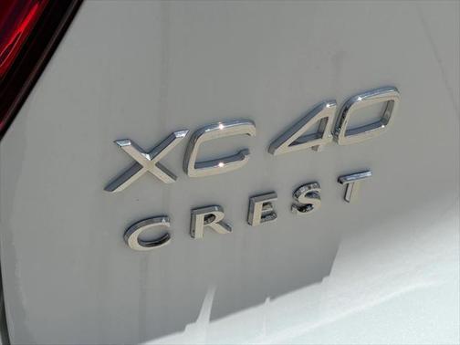 2025 Volvo XC40 B5 Ultra Bright Theme
