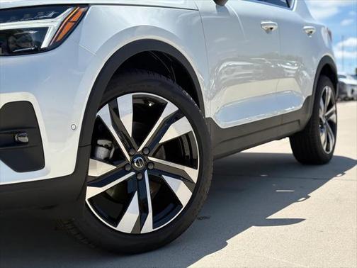 2025 Volvo XC40 B5 Ultra Bright Theme