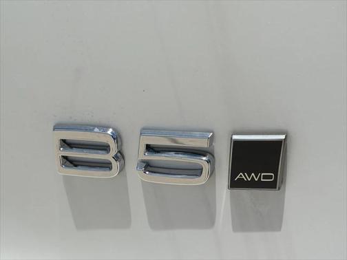 2025 Volvo XC40 B5 Ultra Bright Theme
