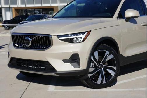 2025 Volvo XC40 B5 Plus Bright Theme