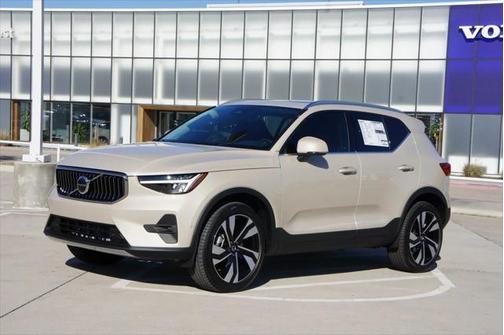 2025 Volvo XC40 B5 Plus Bright Theme