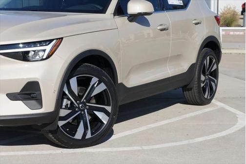 2025 Volvo XC40 B5 Plus Bright Theme