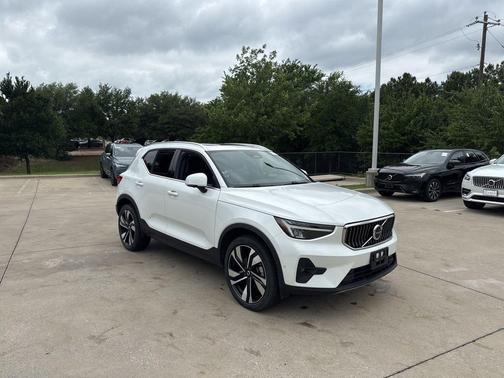 Crystal White Pearl 2025 Volvo XC40 B5 Plus Bright Theme