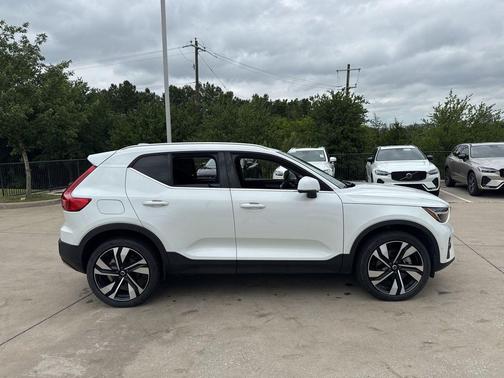 Crystal White Pearl 2025 Volvo XC40 B5 Plus Bright Theme