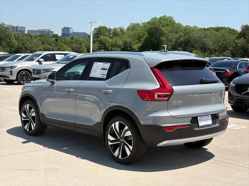 2025 Volvo XC40 B5 Plus Bright Theme