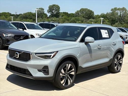2025 Volvo XC40 B5 Plus Bright Theme