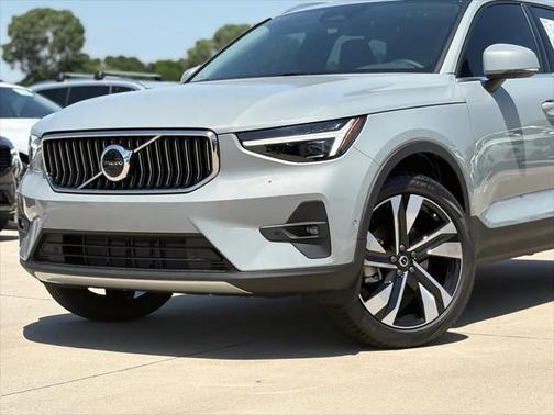 2025 Volvo XC40 B5 Plus Bright Theme
