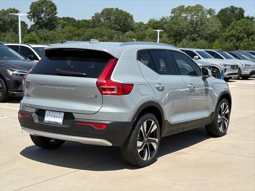 2025 Volvo XC40 B5 Plus Bright Theme