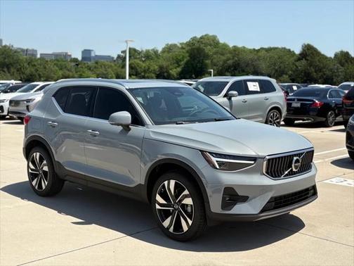 2025 Volvo XC40 B5 Plus Bright Theme