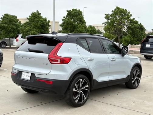 2022 Volvo XC40 T5 R-Design