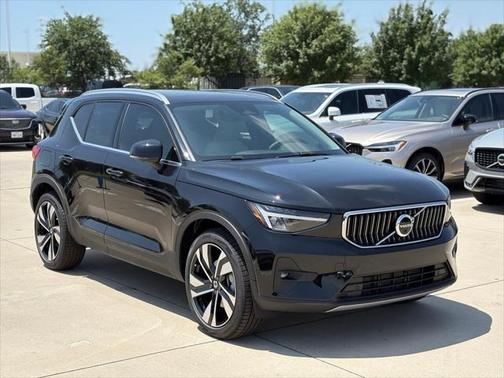 2025 Volvo XC40 B5 Plus Bright Theme