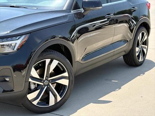 2025 Volvo XC40 B5 Plus Bright Theme