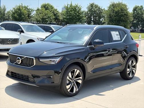 2025 Volvo XC40 B5 Plus Bright Theme