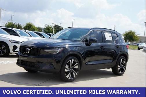 2025 Volvo XC40 B5 Plus Dark Theme