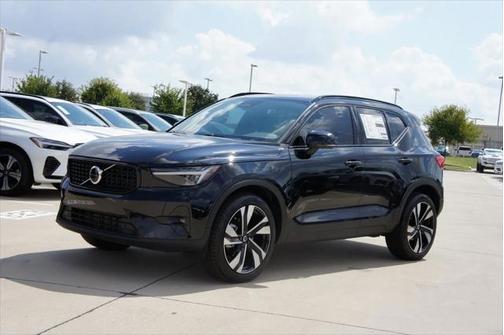 2025 Volvo XC40 B5 Plus Dark Theme