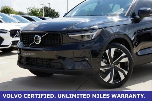 2025 Volvo XC40 B5 Plus Dark Theme