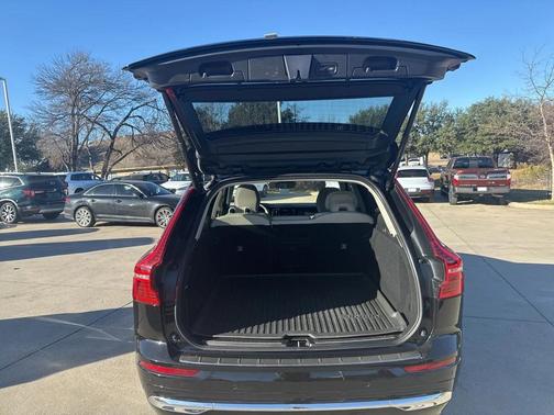2023 Volvo XC60 B5 Ultimate Bright Theme