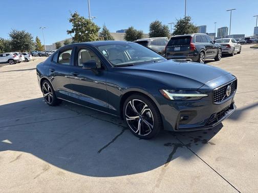 2024 Volvo S60 B5 AWD Dark Theme