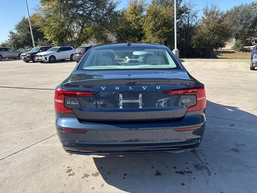 2024 Volvo S60 B5 AWD Dark Theme