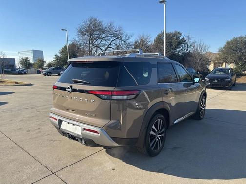 2023 Nissan Pathfinder Platinum